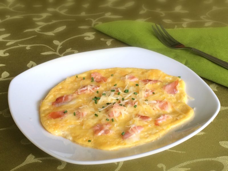 Omeleta so&nbsp;syrom a&nbsp;lososom (šunkou)