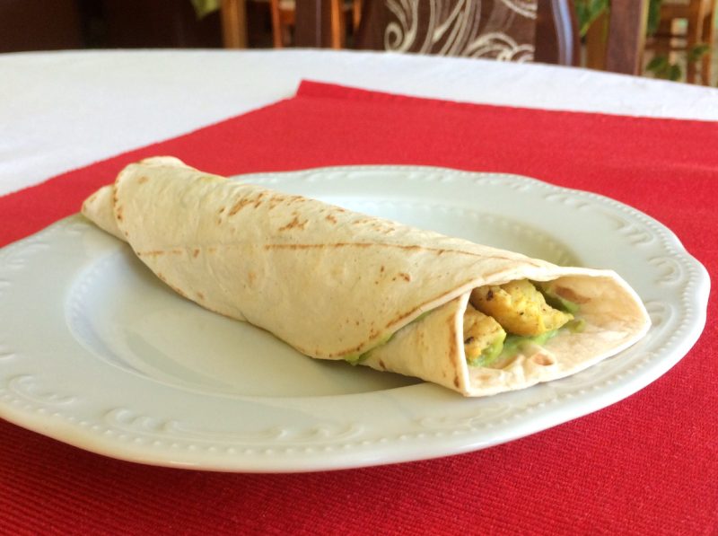 Tortilový vrap s&nbsp;avokádovým dipom